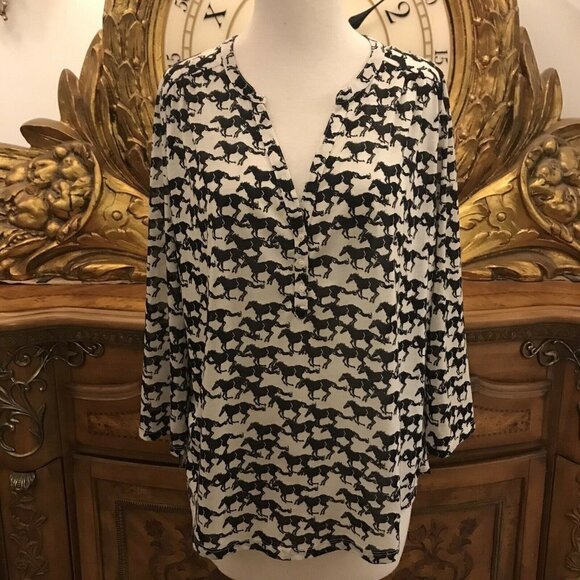 HORSE Theme knit top.  Size Medium.  Brand?  1/4 Button Down.  Back Yoke.  B22 - Picture 1 of 6